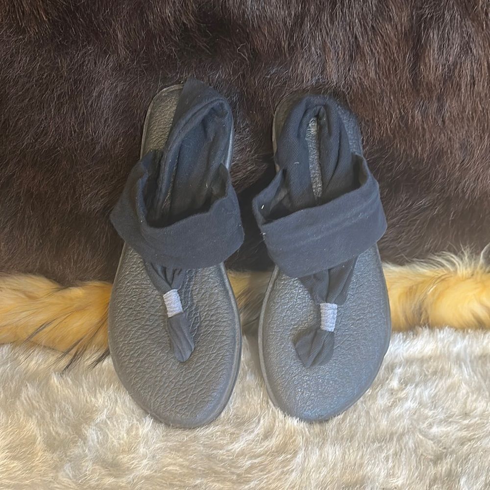 Sanuk sandals 7.5 (4075)